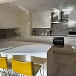 5-Bed, Beachfront Very Spacious Entire Home In Jbr