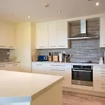 5-Bed, Beachfront Very Spacious Entire Home In Jbr